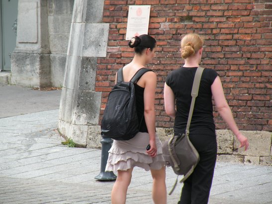  jeunes filles se promenant